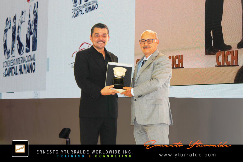 Ernesto Yturralde reconocido por su trayectoria en Team Building y Desarrollo Organizacional en LATAM